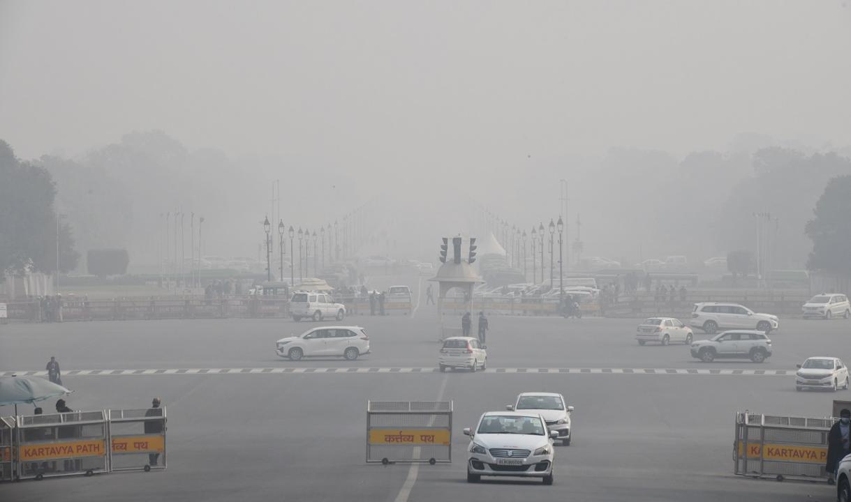 In Photos: Foggy morning in Delhi, mercury settles at 7.6 deg C