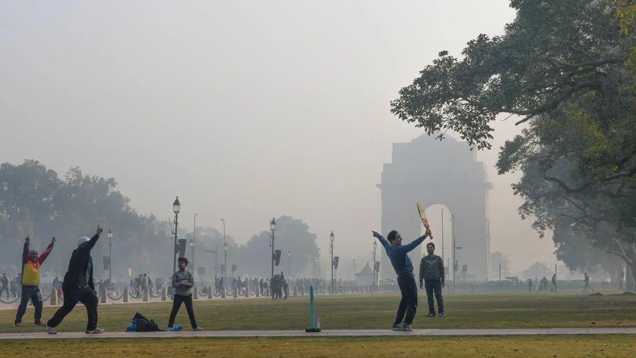 Delhi experiences cold morning with a minimum temperature of 8°C