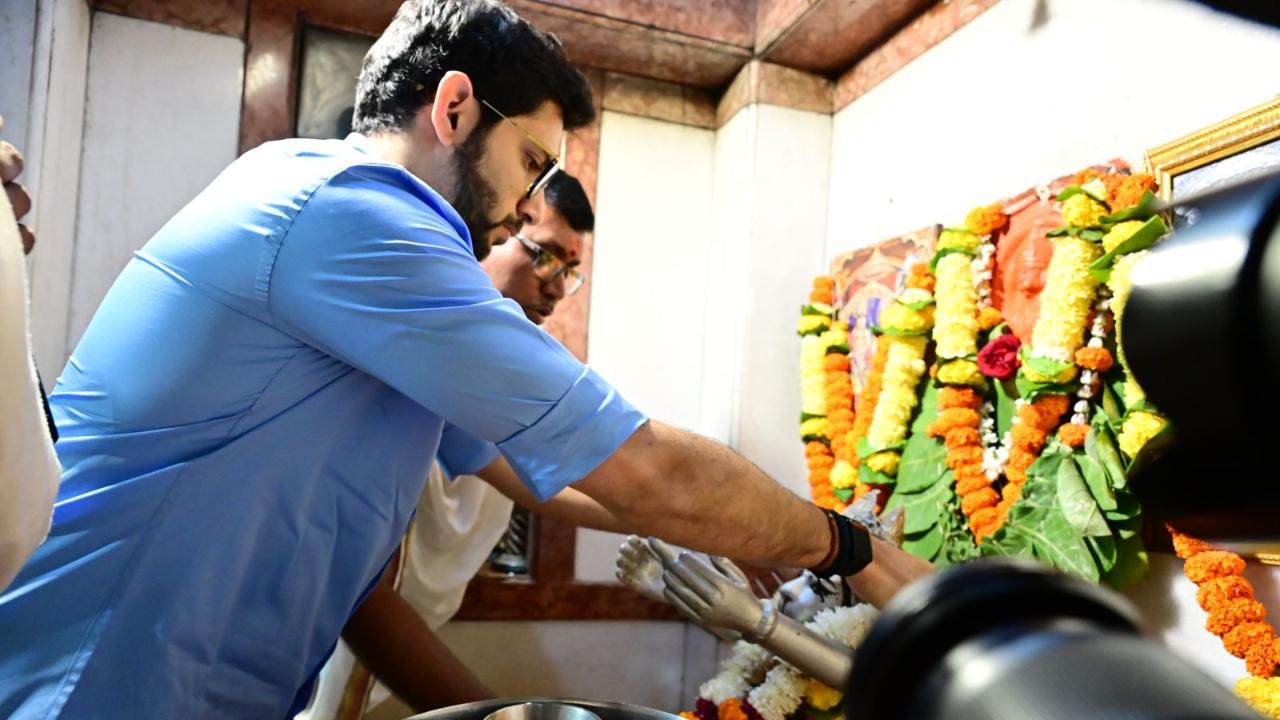 IN PHOTOS: Aaditya Thackeray performs 'maha-aarti' at Dadar Hanuman temple