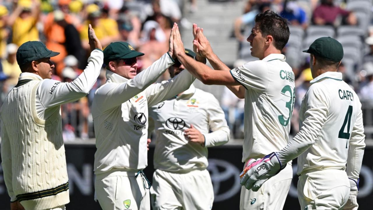 Cummins and Khawaja’s selfie frenzy takes over Adelaide nets: WATCH