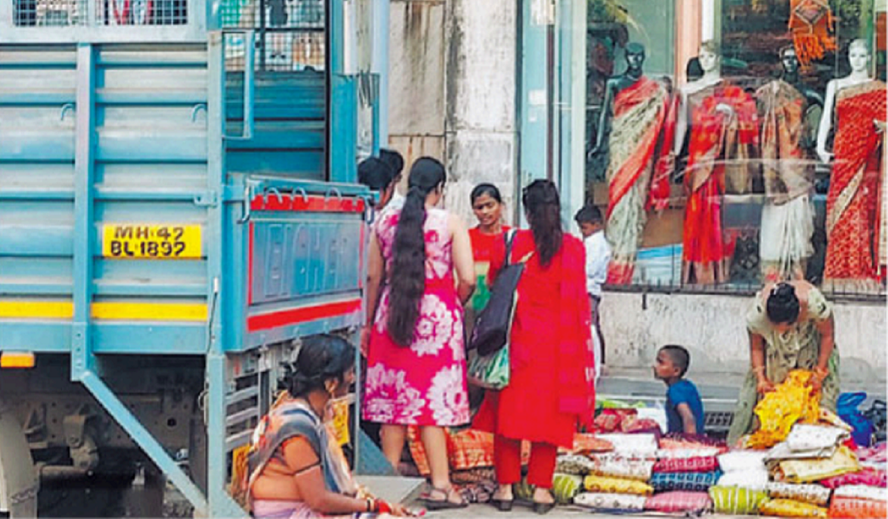 Mumbai: Hawkers ply wares right next to BMC van