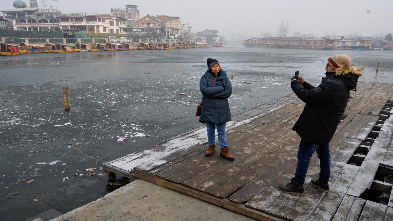 North India reels under cold wave, but no 'White Christmas' in Srinagar, Shimla