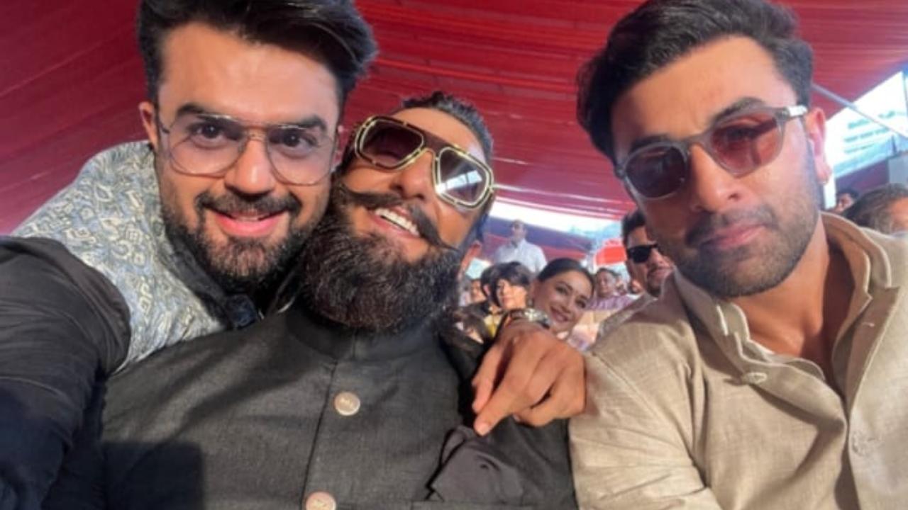 Can you spot Madhuri Dixit photobombing Ranibir and Ranveer's fun selfie?