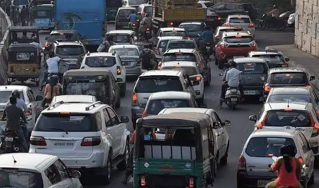 Mumbai LIVE: Traffic jam at Kotwal Garden (Dadar) due to BEST bus breakdown