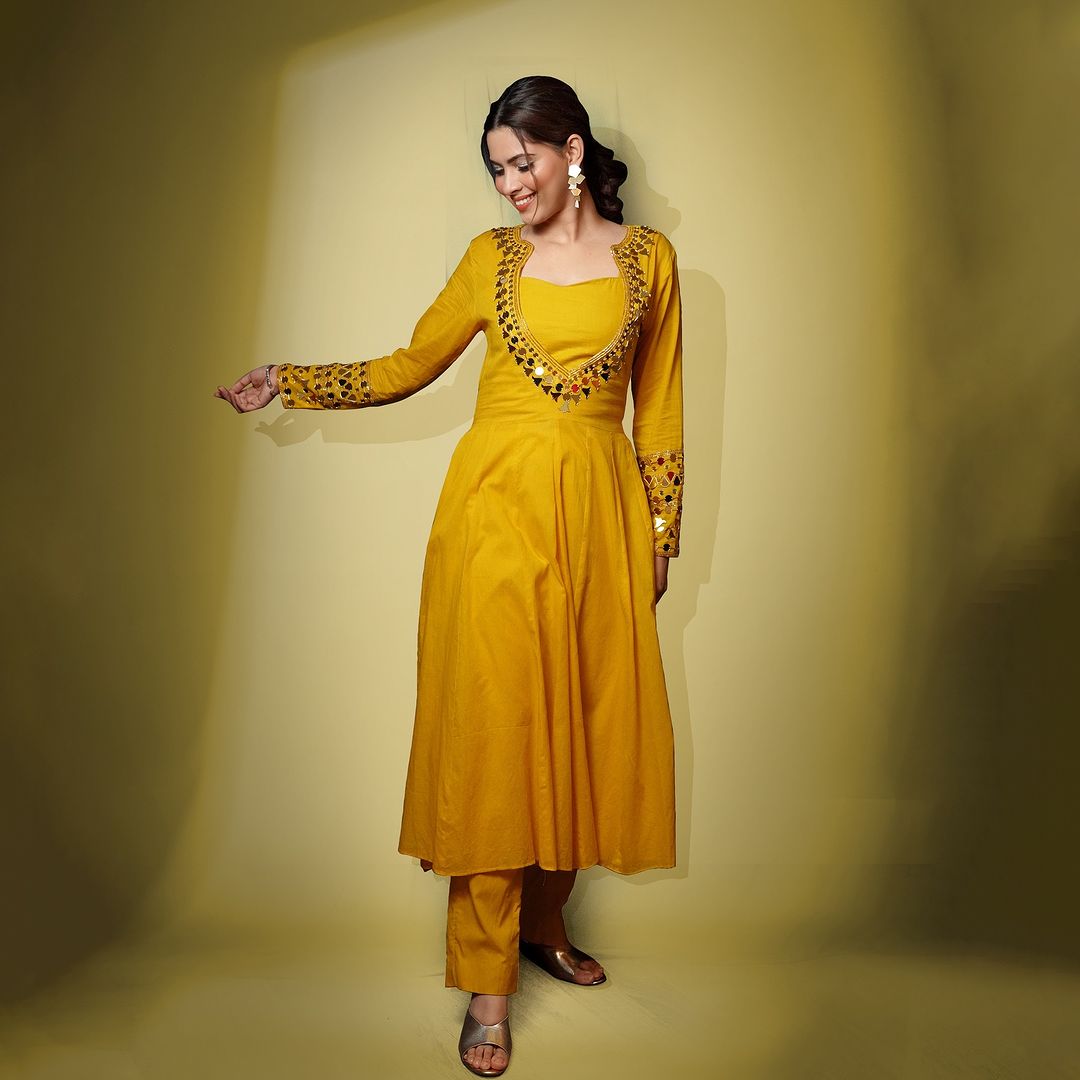 In this look, Alice wore a beautiful yellow Anarkali, featuring intricate mirror work on the top and ends of the sleeves. She applied subtle makeup and shiny eyeshadow, making jaws drop.