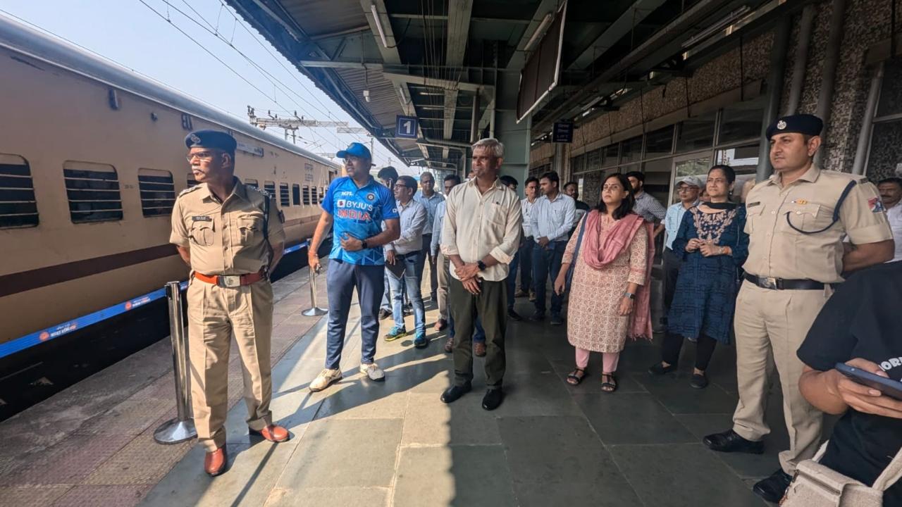 Bandra stampede: 16 hour-delay made people rush to get into another train 