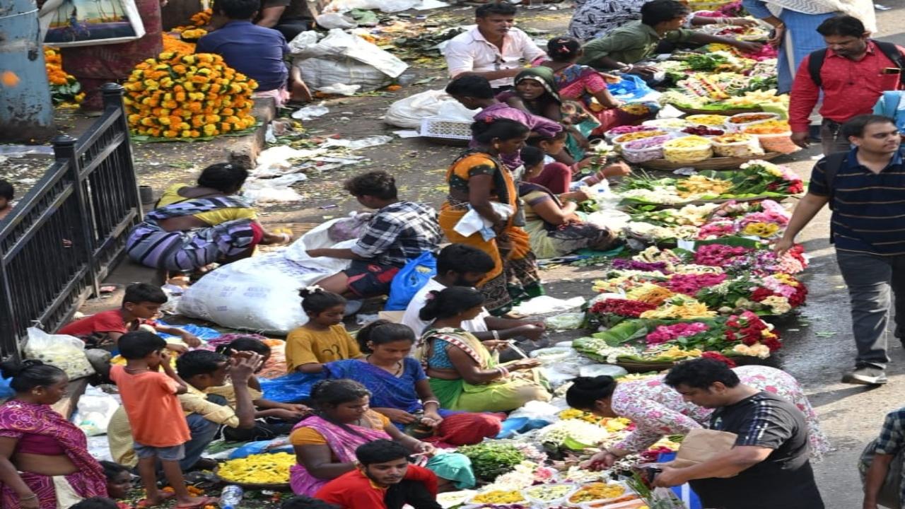 IN PHOTOS: Flower market in Borivali sees festive rush