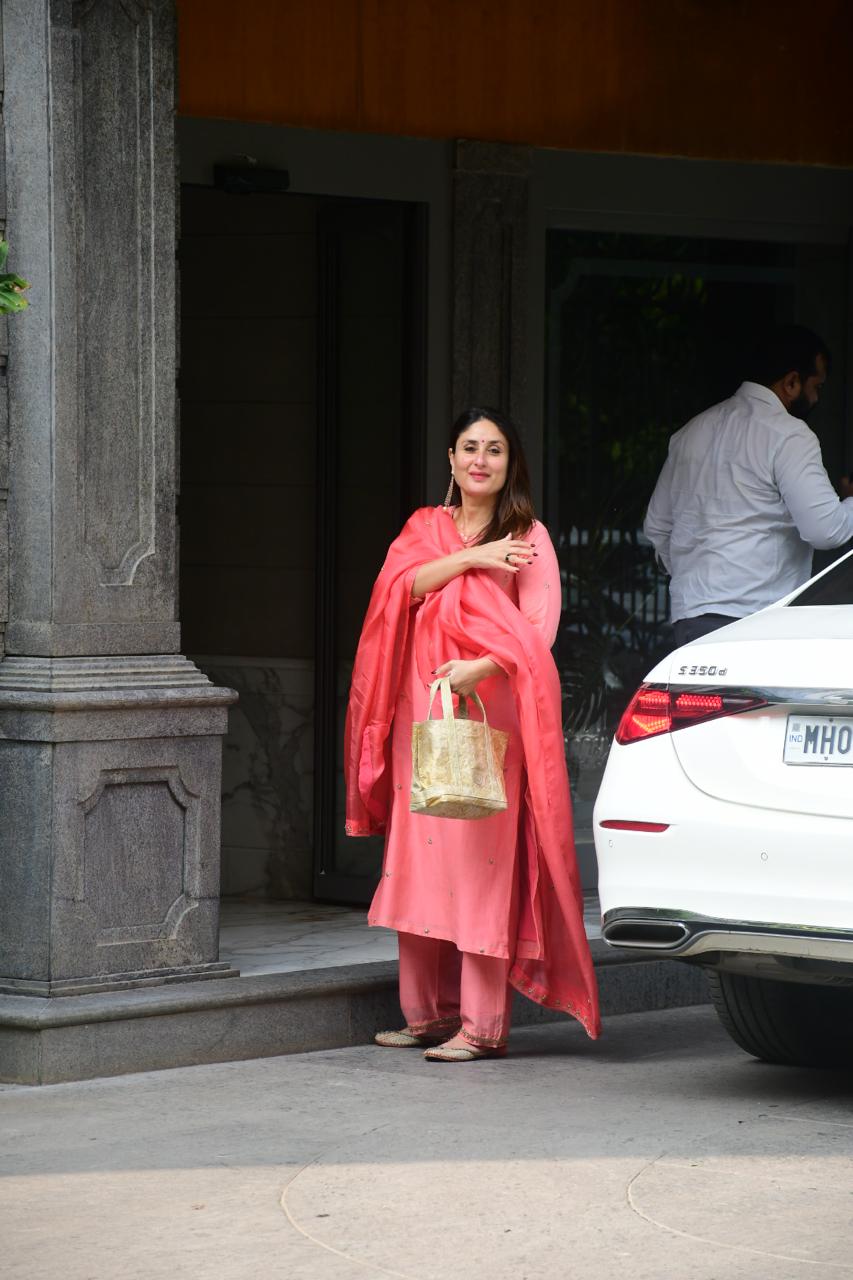 Bebo Kareena Kapoor was also snapped with her sister. Kareena stunned in a pink outfit