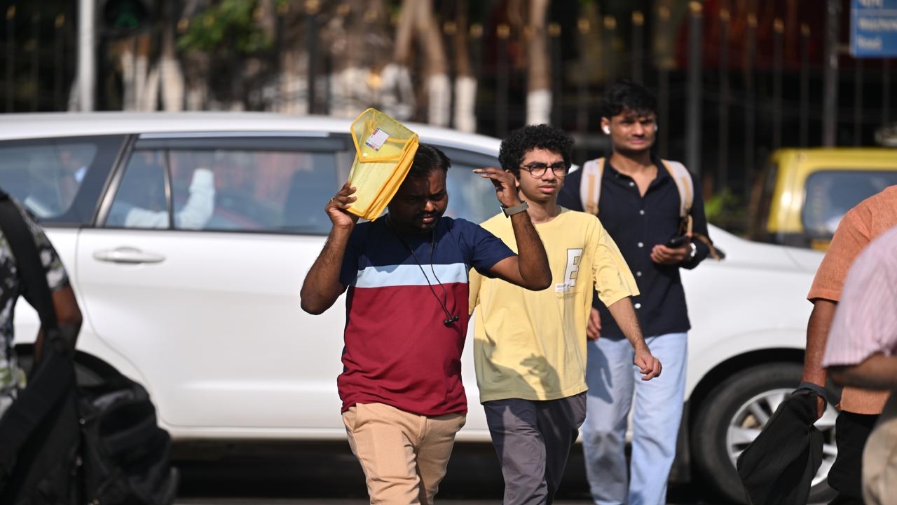 Mumbaikars brave the October heat at Fort