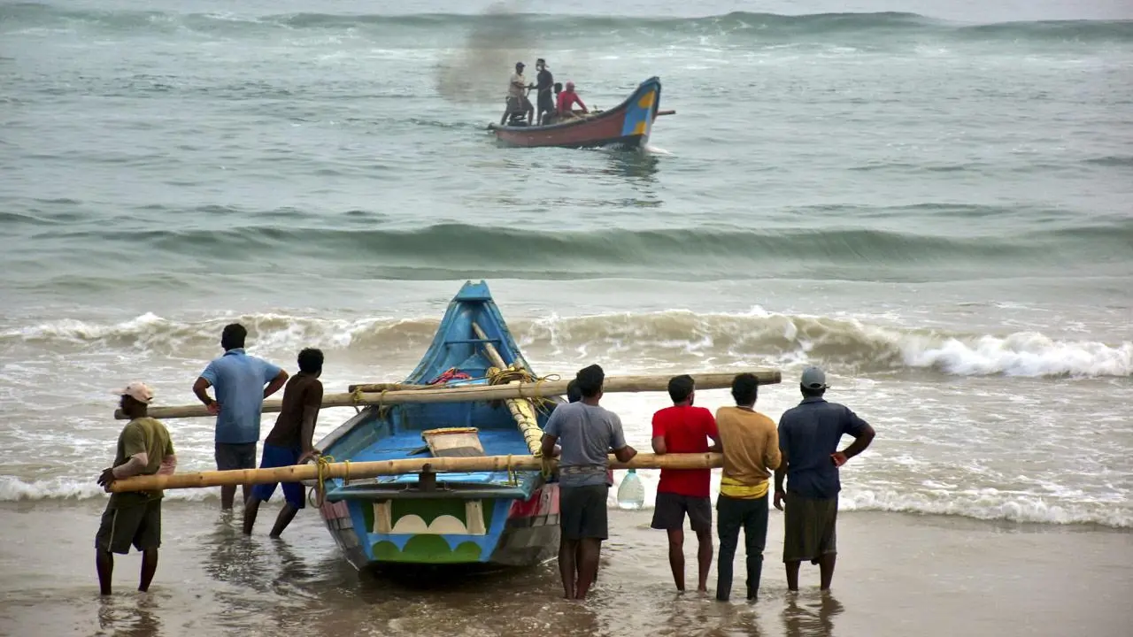 Cyclone Dana approaches Bengal coast, heavy rains and strong winds hit