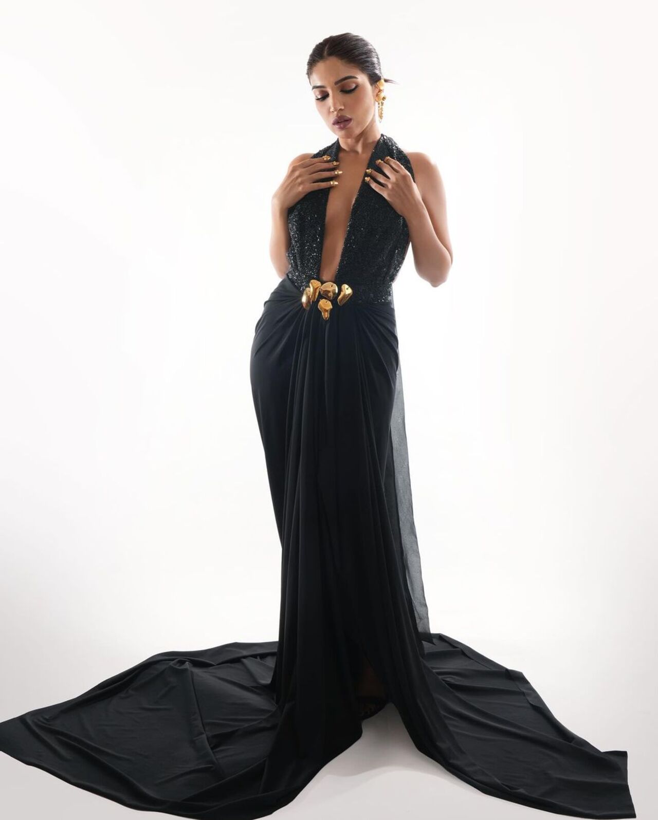 The plunging neckline with halter neck design of the outfit undoubtedly exuded oomph and style