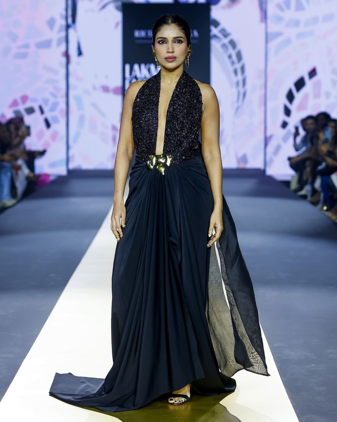 For her showstopper look, she wore a black gown that she paired with black heels