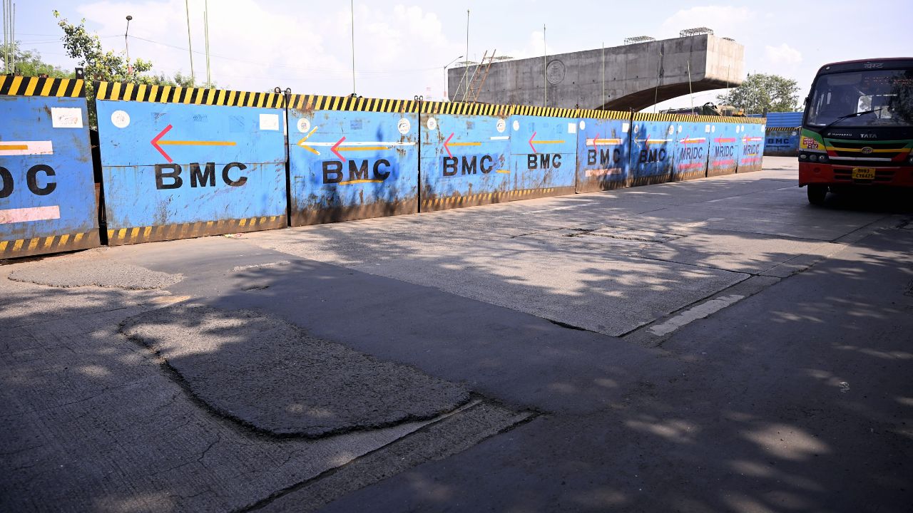 Between 2013 and 2021, a total of 4,514 people (3,780 men and 734 women) died in road accidents in Mumbai. Shockingly, 2,326 (51 per cent) of these victims were pedestrians, followed by 1,142 (25 per cent) bikers and 493 pillion riders. Additionally, 190 car drivers and 111 co-passengers were also killed