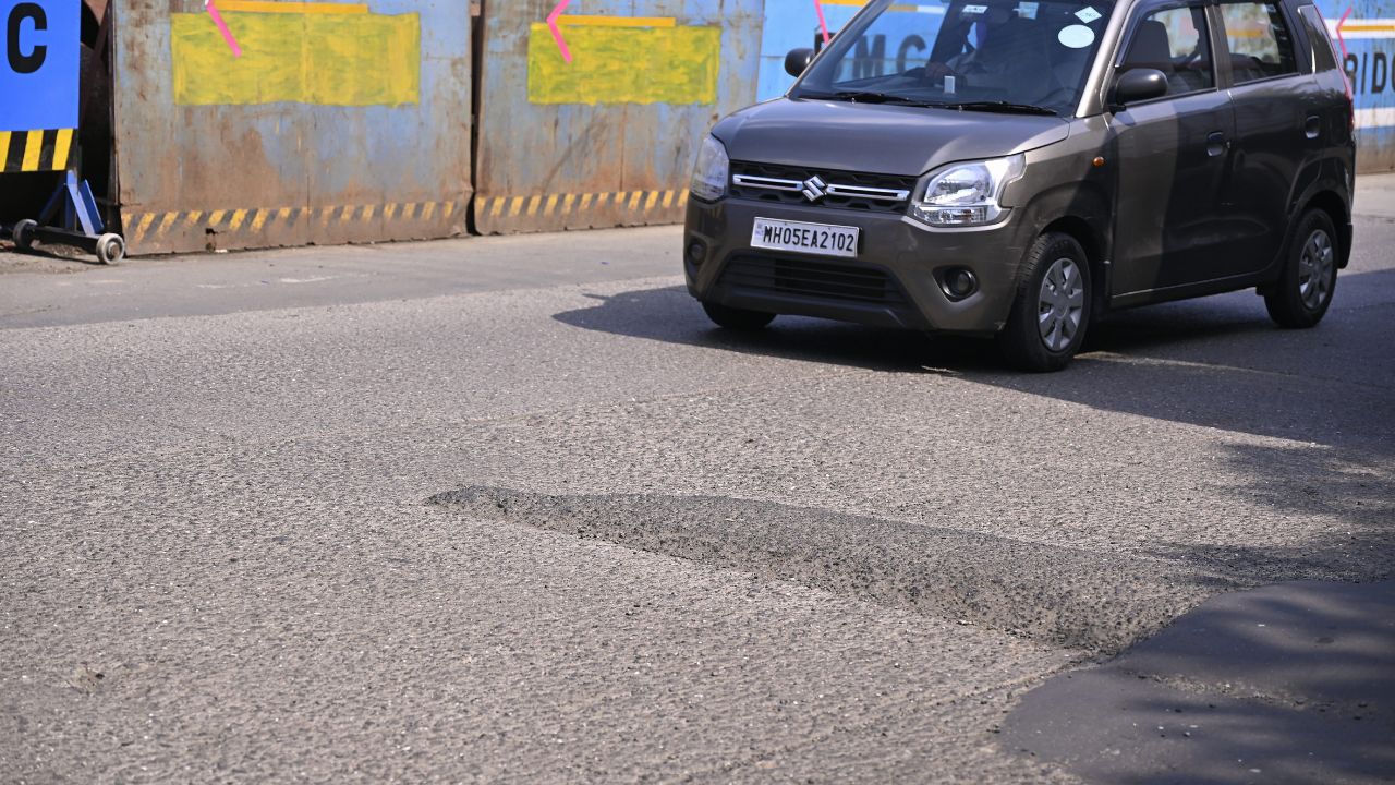 The Indian Road Congress recommends speed breakers should have a radius of 17 metres, a height of 10 cm and a width of 3.7 metres to maintain a vehicle speed of 25 kmph for the general traffic