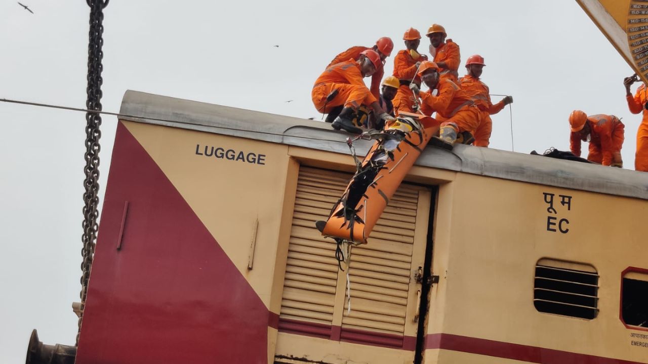 The practice examined the teams' capacity to properly manage emergency incidents, especially derailment/collision near Ram Mandir Station yard