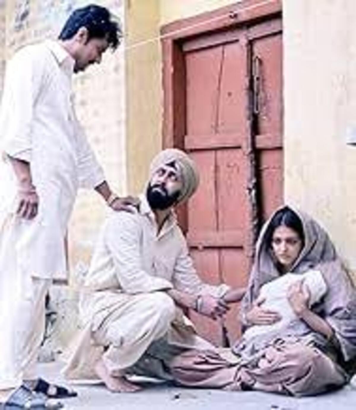 Sarbjit shows the bond between the brother and the sister and their care and love for each other in times of problem. Sarbjit helps her sister come out of her abusive marriage and Dalbir spends her entire life in the hope of delivering justice to Sarbjit. 