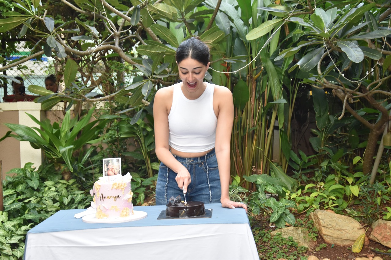 Bollywood beauty Ananya Panday celebrated her birthday by cutting a cake in front of the paparazzi.