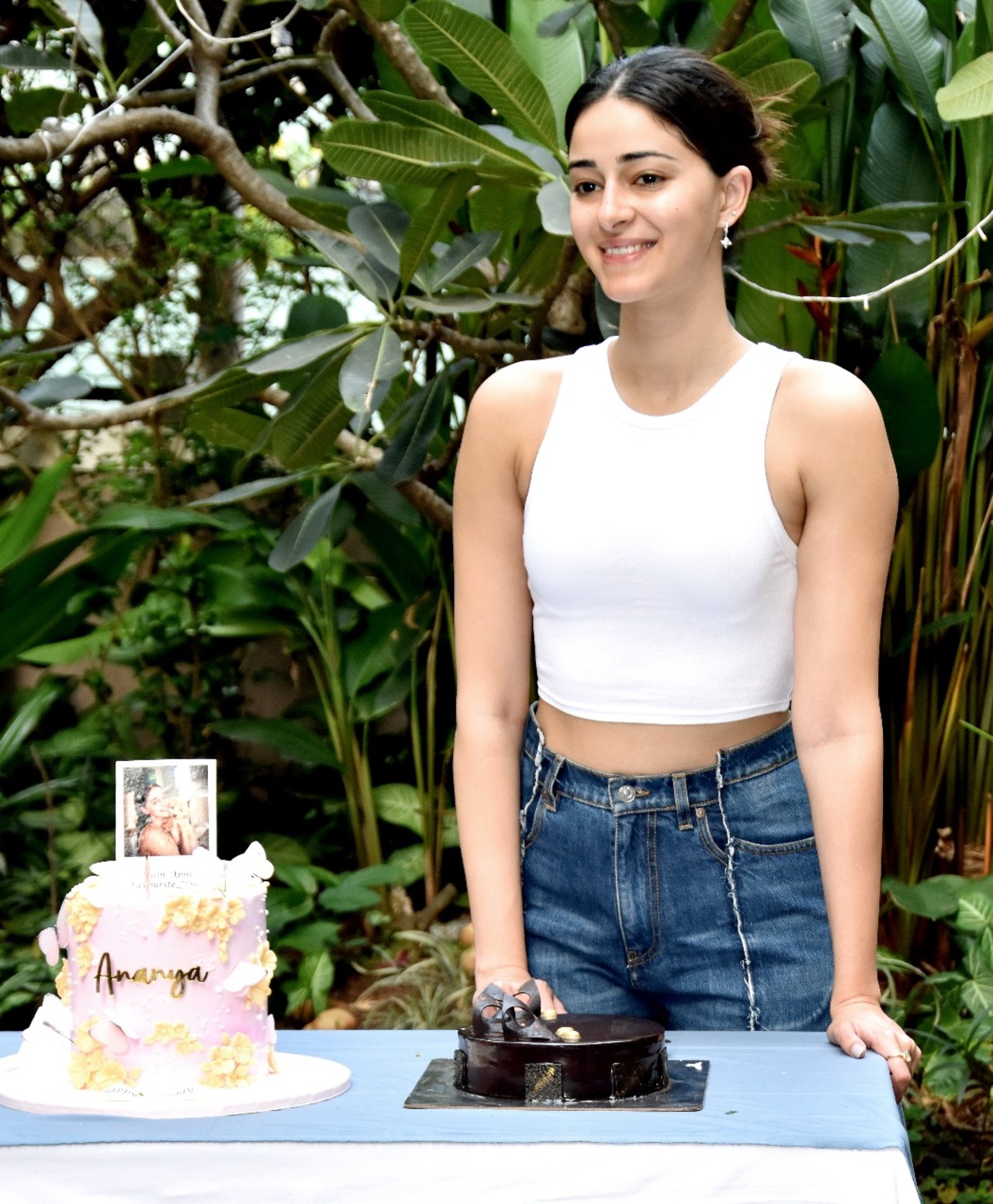 She was all smiles in a white tank top and a pair of denims.