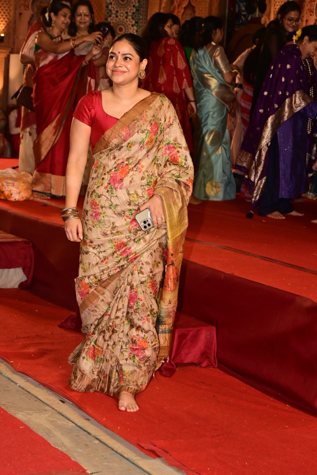 Sumona Chakravarti was also present at the Puja Pandal; she always visits to seek blessings from Durga Maa.