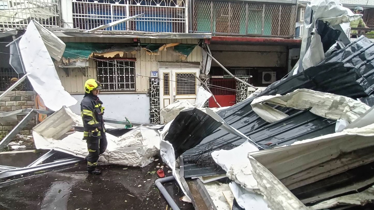 Typhoon Kong-rey was blowing at 184 km (114 miles) per hour with gusts of up to 227 km (141 miles) per hour as it moved over the eastern county of Taitung