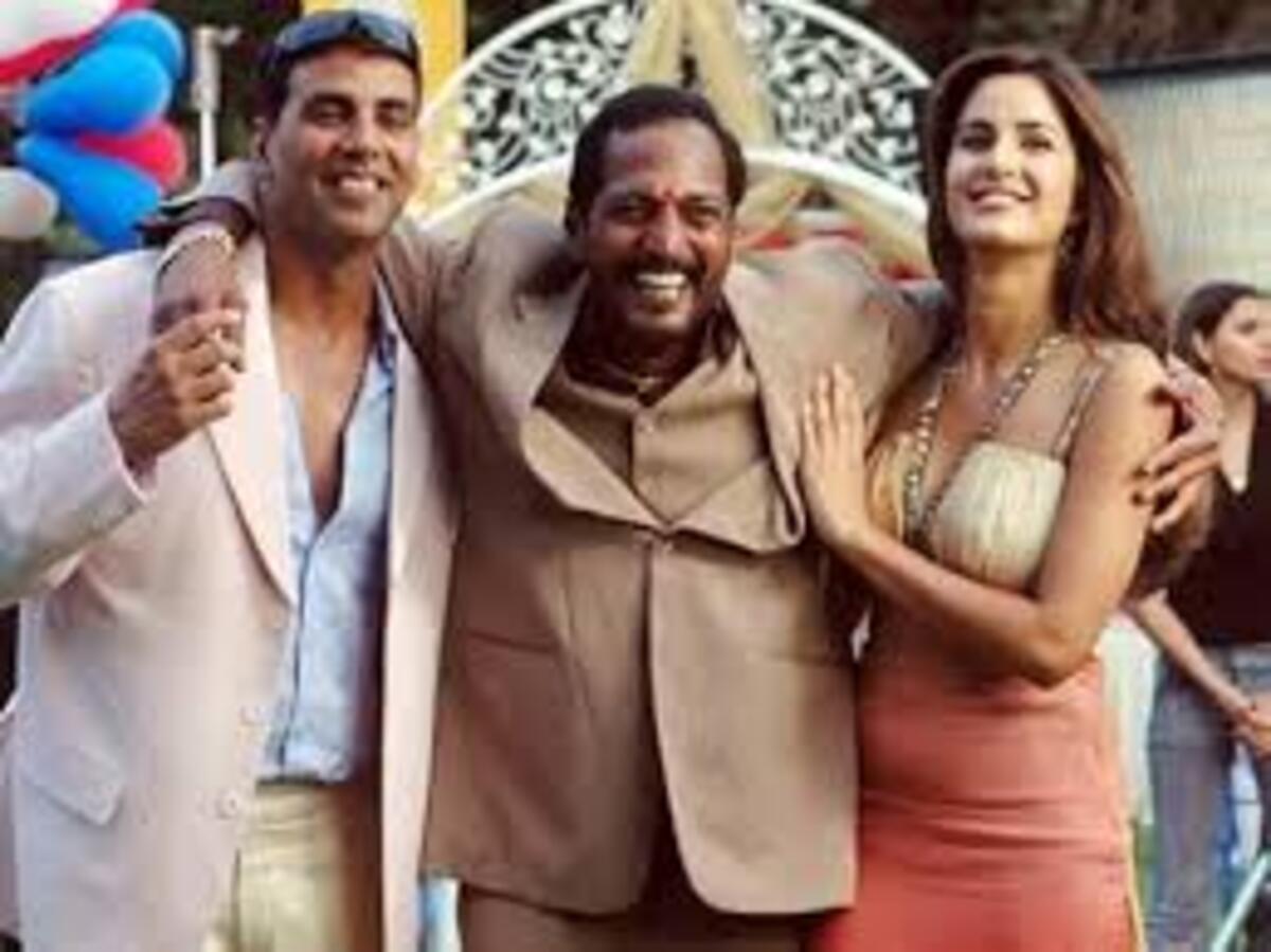 Apart from the many plots that intertwine within the story, the premises of the movie is set with the brother-sister relationship of Nana Patekar portraying the infamous don Uday and his estranged sister Sanjana portrayed by Katrina Kaif.