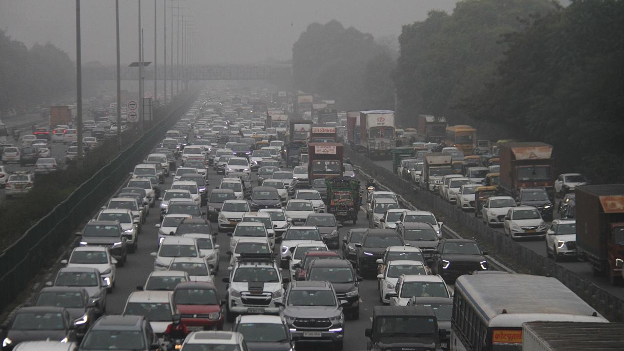 Delhi wakes up to dense fog amid sharp drop in temperature