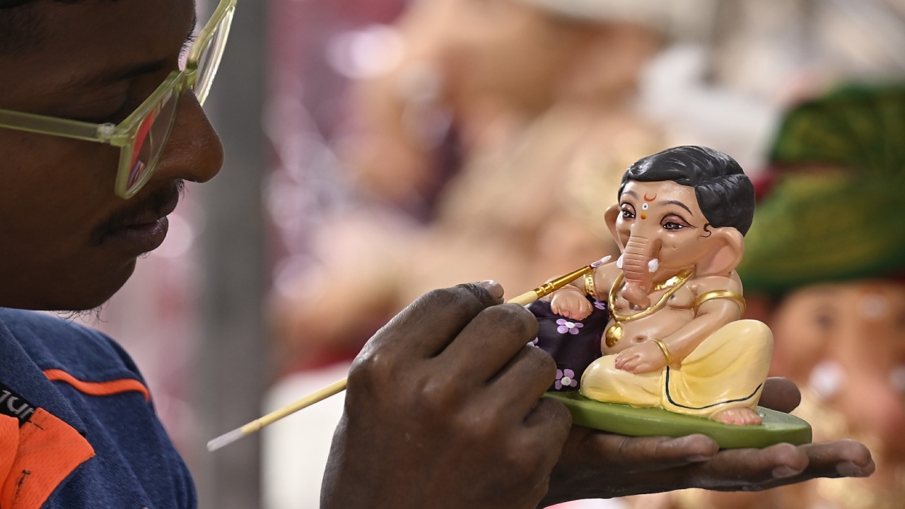 An artist gives final touches to a Ganpati idol in Chinchpokli 